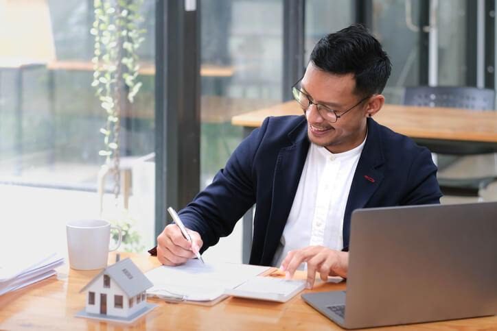 An aspiring agent completing coursework to acquire a real estate license in Ontario